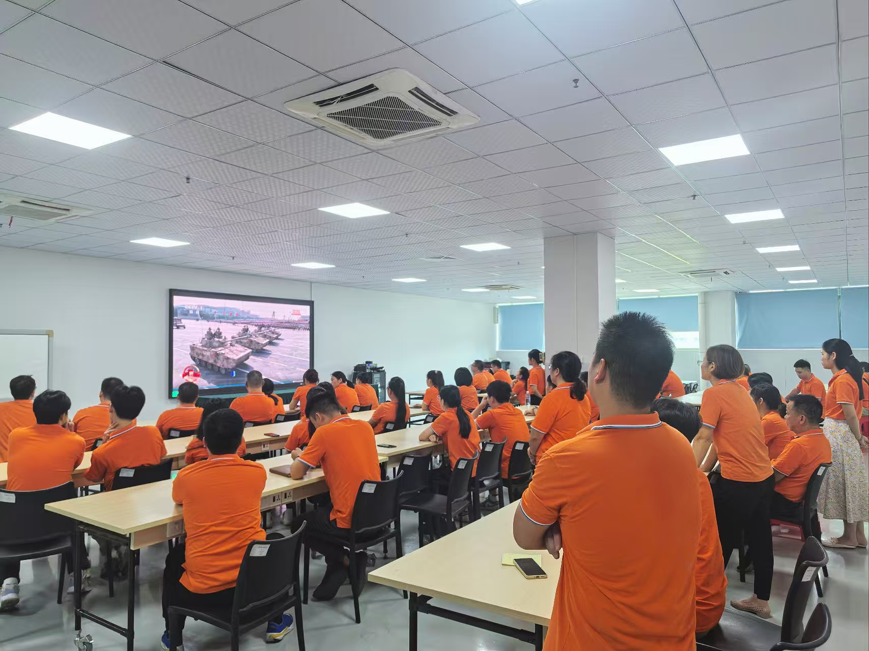 恩創科技-熱血鑄軍魂，同心向未來&mdash;&mdash;恩創員工共觀閱兵儀式